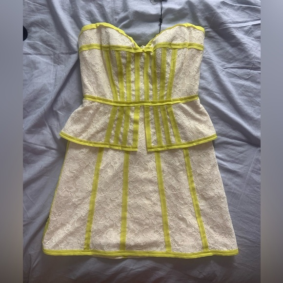 BCBGMAXAZRIA Strapless Lace Detailed Dress - Picture 4 of 14